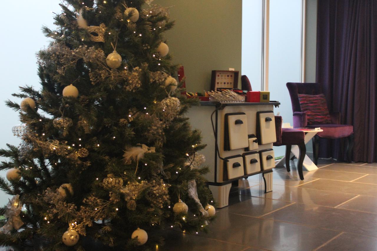 B&B Saint-Georges -Located In The City Centre Of Bruges- Exterior foto Christmas tree at the reception desk of the hotel